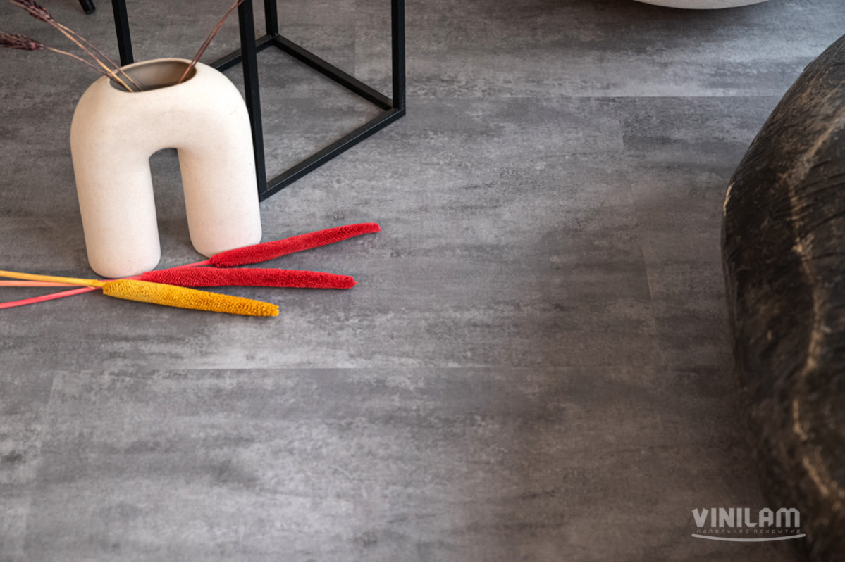 Кварц-виниловая плитка VINILAM (ВИНИЛАМ) Коллекция CERAMO STONE XXL GLUE Дизайн 71616 Цемент Серый (950*480*2.5 мм)